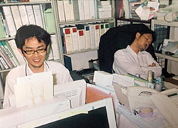 入社直後の現取締役 亀田と、休みなく働く社長 金澤